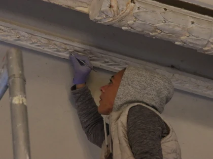 Renovarea Sălii Iuliu Maniu scoate la lumină frescele originale