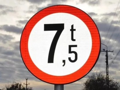 Restricții de circulație pe drumurile județene din Arad din cauza caniculei. Camioanele de peste 7,5 tone, oprite timp de opt ore