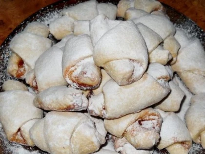 Rețeta zilei: Cornulețe cu nucă, de post