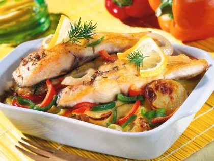 Rețeta zilei: Pește pe pat de legume, la cuptor