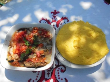 Rețeta zilei: Saramură de pui cu mămăliguță