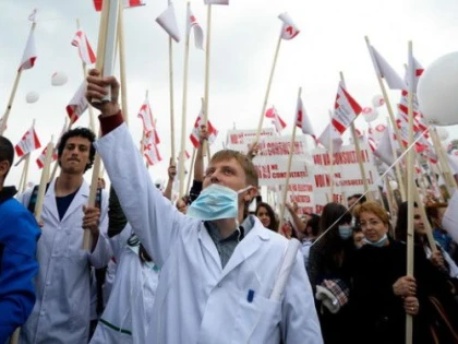 Revoltă în sistemul sanitar: 70.000 de angajați nu vor primi majorarea de 25%