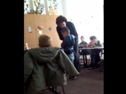 Revoltător! Educatoarea bătăușă, din nou la catedră