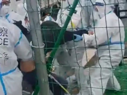 Revolte în Shanghai unde oamenii sunt blocați din nou în case