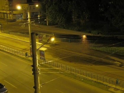 RISIPA DE BANI PUBLICI: LA ARAD SE IRIGA SOSEAUA SI STATIA DE TRAMVAI, IN LOC DE SPATII VERZI
