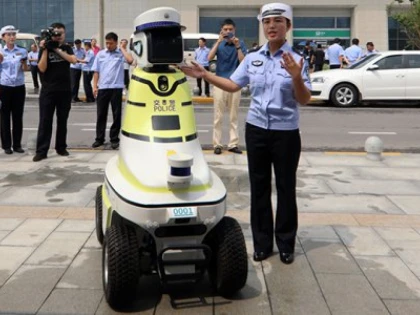 Roboţi folosiţi pentru dirijarea traficului în China