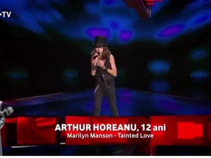 Rockerul arădean Arthur a întors toate scaunele la Vocea României Junior