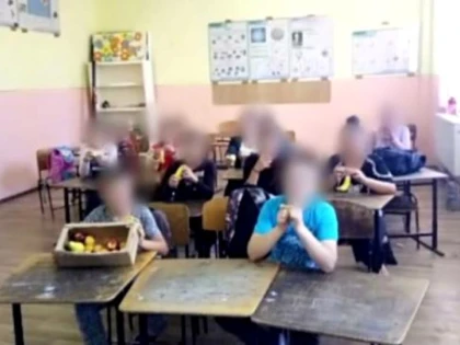 România, 2018. Elevi puși să mimeze că mănâncă fructe, pentru o ședință foto
