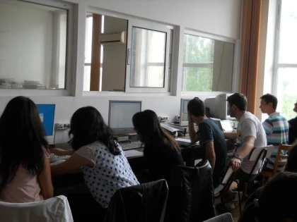 ROMANIA EXPORTA PRINTRE CEI MAI BUNI SPECIALISTI IT, DAR ORELE DE INFORMATICA SUNT INVECHITE