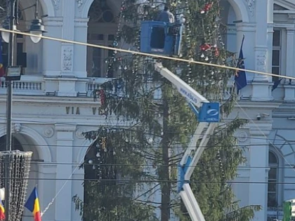 „România lucrului bine făcut - dezvoltăm Aradul“ - Bibarţ despodobeşte bradul, după o săptămână