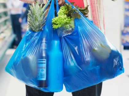 România va interzice vânzarea pungilor de plastic