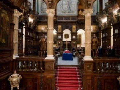 ROMÂNII ADUC UN ULTIM OMAGIU REGINEI ANA, LA PALATUL REGAL