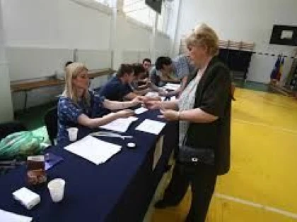 ROMANII AR PUTEA FI AMENDATI DACA NU SE VOR PREZENTA LA VOT