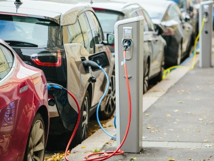 Românii cumpără tot mai multe mașini electrice. Înmatriculările au crescut cu peste 76% în primul semestru din 2026