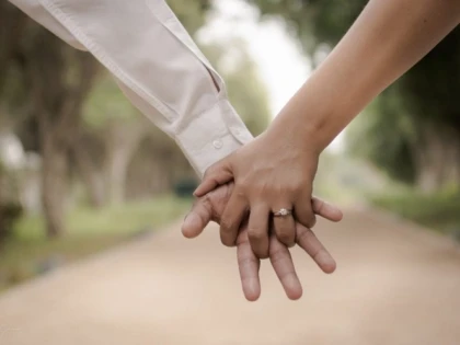 Românii se căsătoresc la vârste mai înaintate faţă de acum 30 de ani şi divorţează mult mai greu