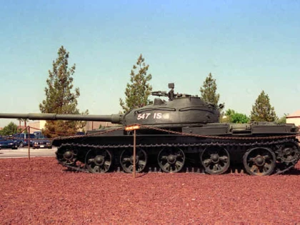Rușii aruncă în luptă tancuri T-62 de acum 50 de ani