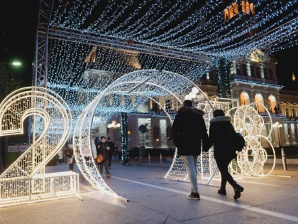 S-a aprins iluminatul ornamental pentru Sărbătorile de iarnă