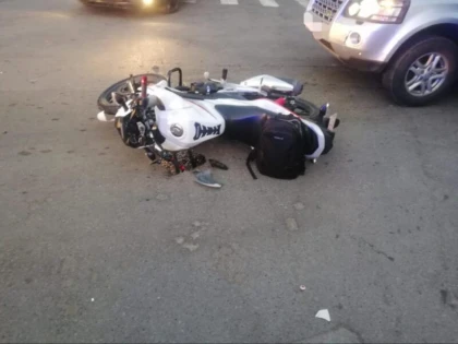 S-a băgat cu motociclu în mașina unei tinere, pe Șezătorii