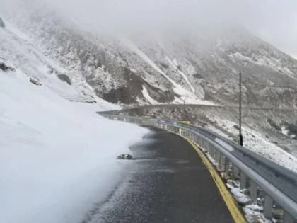 S-a închis Transalpina. Circulația a fost oprită din cauza ninsorilor abundente