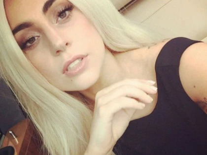S-A INTORS LUMEA CU FUNDUL IN SUS! LADY GAGA ESTE DIN CE IN CE MAI EXCENTRICA