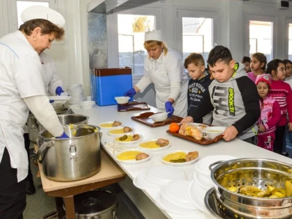 S-a reluat programul guvernamental „Masa caldă”, la Școala „Ilarion Felea”