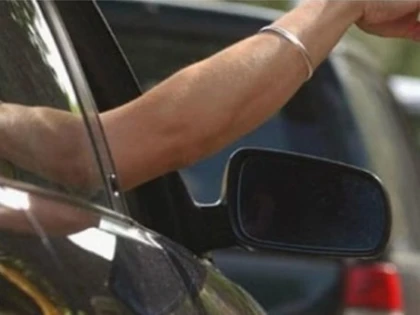 S-a schimbat legea. Arunci gunoiul pe geam, rămâi fără mașină!