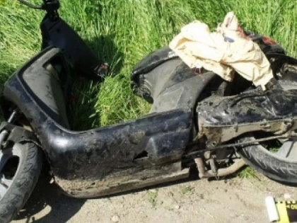 S-a urcat băut și fără permis pe moped. Destinație finală: șanț!