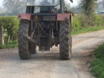 S-a urcat beat la volanul unui tractor neînmatriculat. Alcoolemie de 1,27