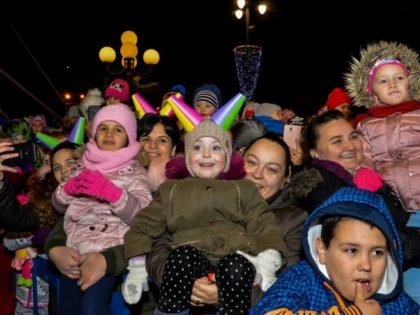 S-au aprins luminiţele din pomul de Crăciun