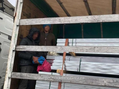 S-au ascuns printre profile de aluminiu și rigips și au vrut să trecă ilegal frontiera