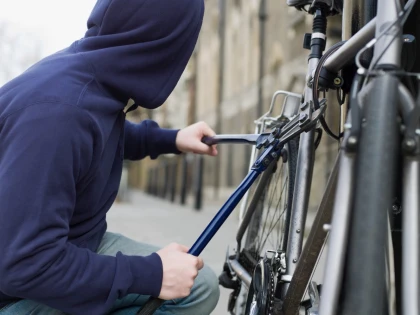 S-au jucat cu cele sfinte și s-au ars - doi bărbați au fost prinși în timp ce furau o bicicletă din mănăstire