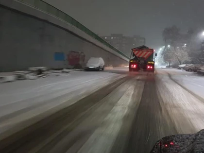 S-au suplimentat utilajele de deszăpezire. Se anunță o noapte lungă, cu multă zăpadă