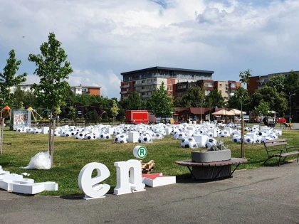 Să înceapă EURO 2020! Au venit fotoliile-mingi şi berea e la rece, în Parcul Regina Maria