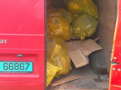 Saci cu gunoi reciclabil, furaţi din cartierele Aradului. Se folosesc maşini cu numere străine!