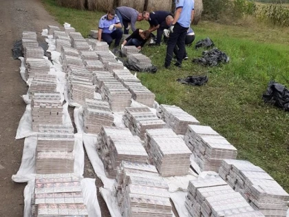 Saci cu țigări de contrabandă, abandonați la marginea unei păduri din Hălmagiu
