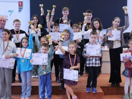Șahiștii arădeni s-au remarcat la Cupa Palatului, la start s-au aliniat sportivi din țară și Ungaria