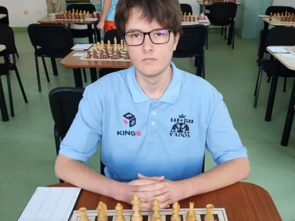 Șahistul arădean Alexandru Balaban Voia a reușit surpriza la debutul Mondialului de șah pentru juniori!