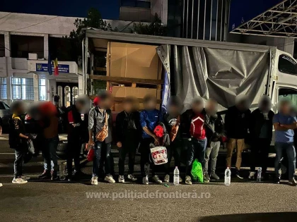 Şaisprezece cetățeni bengalezi, depistați ascunși în cutii de carton, la Nădlac