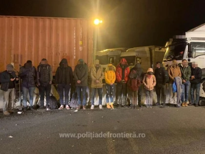 Şaisprezece cetăţeni din Siria, Irak, Turcia şi Egipt, prinși la Nădlac II ascunşi într-un camion cu piese auto   