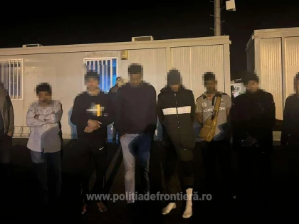 Şaisprezece cetăţeni străini, depistați ascunşi în două mijloace de transport la PTF Nădlac II