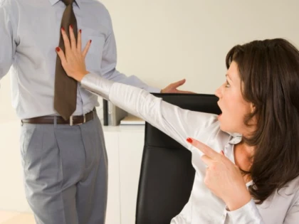 Salariații care reclamă discriminări sau hărțuiri sexuale la locul de muncă nu pot fi concediați