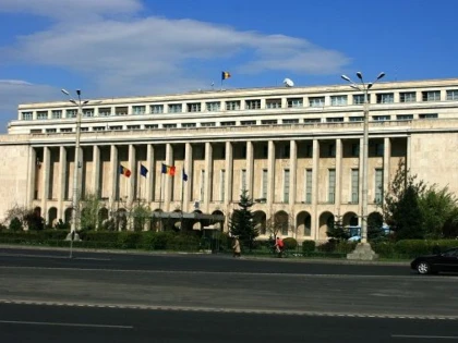 Salariile bugetarilor vor fi îngheţate, nu se vor face angajări şi nu se vor majora alocaţiile pentru copii