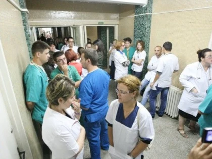SALARILE MEDICILOR SI ASISTENTILOR MEDICALI AR PUTEA CRESTE CU 10% DIN TOAMNA