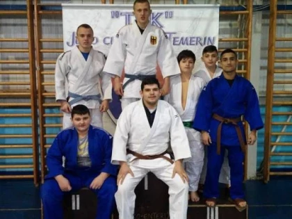 SALBA DE MEDALII CUCERITE PE TATAMI DE JUDOKA ARADENI
