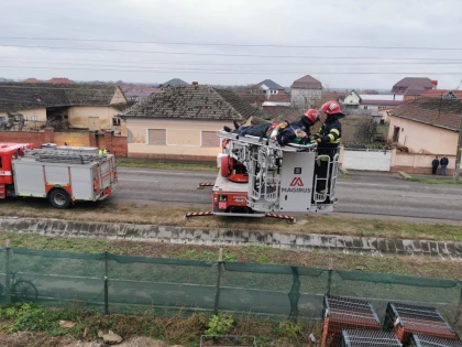 Salvare spectaculoasă la Șiria, unde un bărbat a căzut de la mansarda casei sale