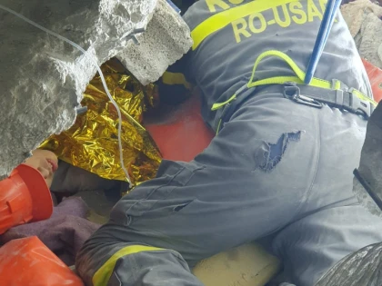 Salvatorii români în Turcia au săpat un tunel timp de 20 de ore pentru a scoate de sub dărâmături un tânăr