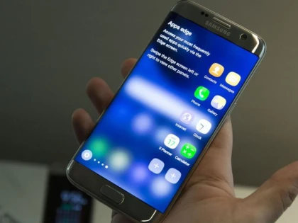 SAMSUNG A LANSAT NOILE SMARTPHONE-URI S7 SI S7 EDGE