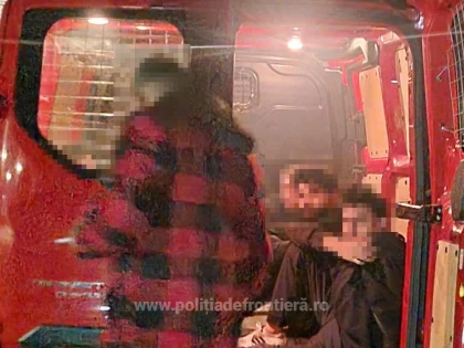 Șapte cetățeni din Irak și Maroc, găsiți în compartimentul de marfă al unui microbuz
