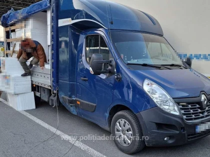Şapte cetățeni străini, depistaţi într-o autoutilitară în apropierea frontierei