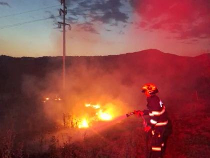 Șapte incendii de vegetație uscată într-o singură zi, în județul Arad